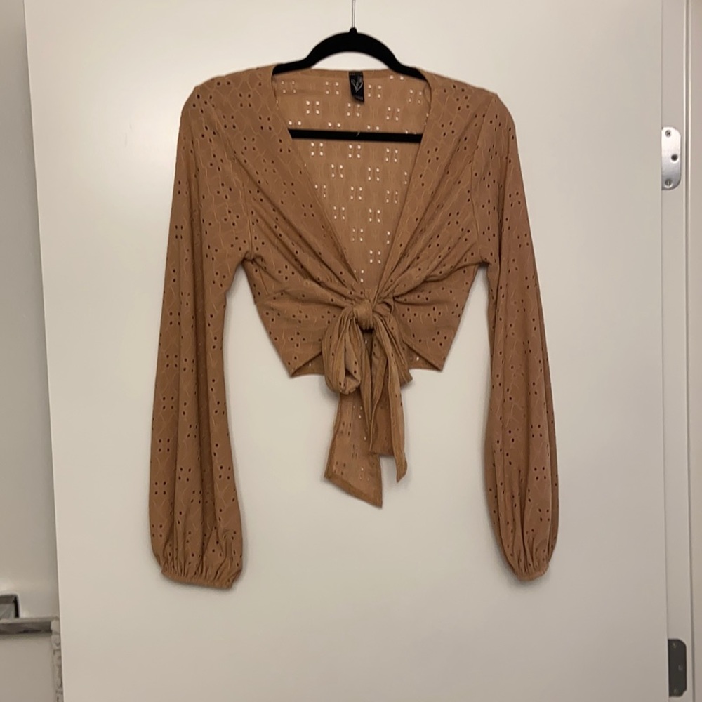 ✨Beige eyelet wrap crop top Windsor